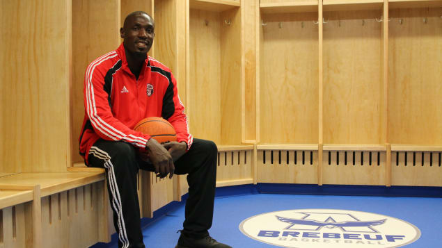 robinson-opong-basketball-brebeuf-ouganda-vestiaire